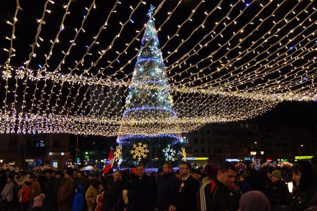 Bradul de Crăciun din centrul Sucevei a fost completat cu o plasă de lumini peste zona pietonală