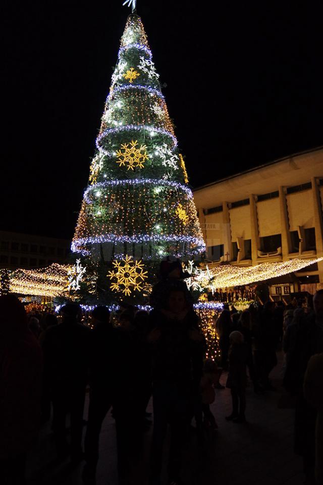 Luminile de sărbătoare s-au aprins în centrul Sucevei