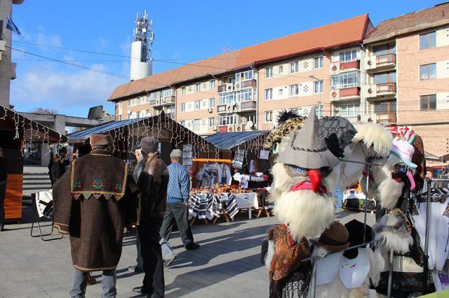 Târgul de Crăciun din centrul Sucevei a fost inaugurat de Ziua Bucovinei
