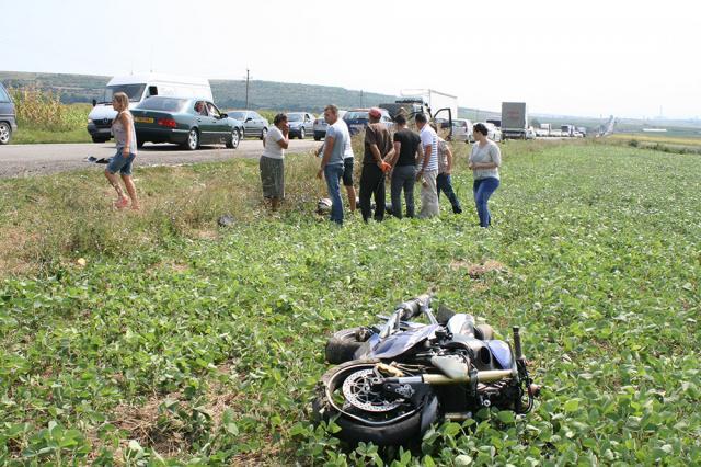 Tânărul de pe motocicletă a fost proiectat la câţiva metri distanţă, în afara drumului