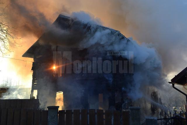 Focul a cuprins rapid ambele niveluri ale casei, care a fost distrusă în totalitate