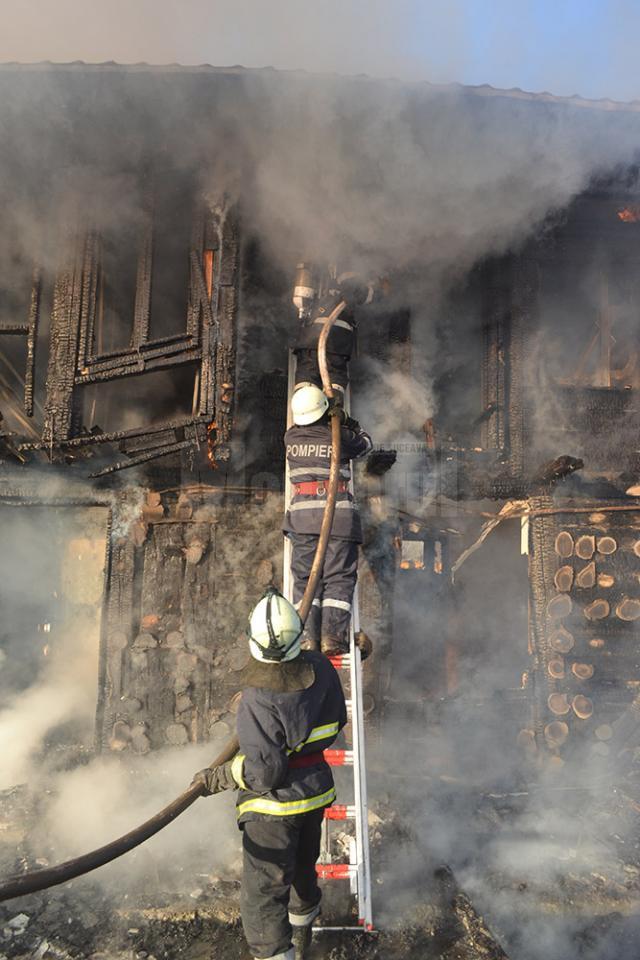 Intervenţia pompierilor a fost dificilă, ei reuşind să salveze o altă gospodărie, aflată la doi metri distanță de casa în flăcări