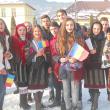 Elevi din Moldoviţa sărbătorind Ziua Națională a României
