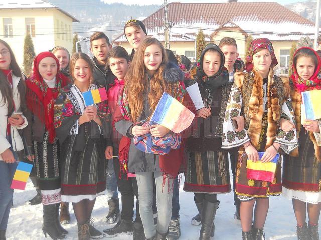 Elevi din Moldoviţa sărbătorind Ziua Națională a României