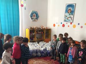 Preşcolarii de la Grădiniţa Colegiului „Mihai Eminescu” le-au oferit cadouri vârstnicilor de la Solca