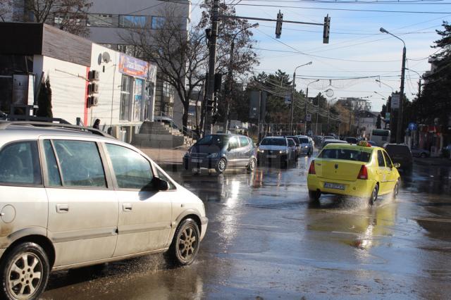 Străzi inundate cu apă potabilă, de la o greșeală de manevrare a unui hidrant