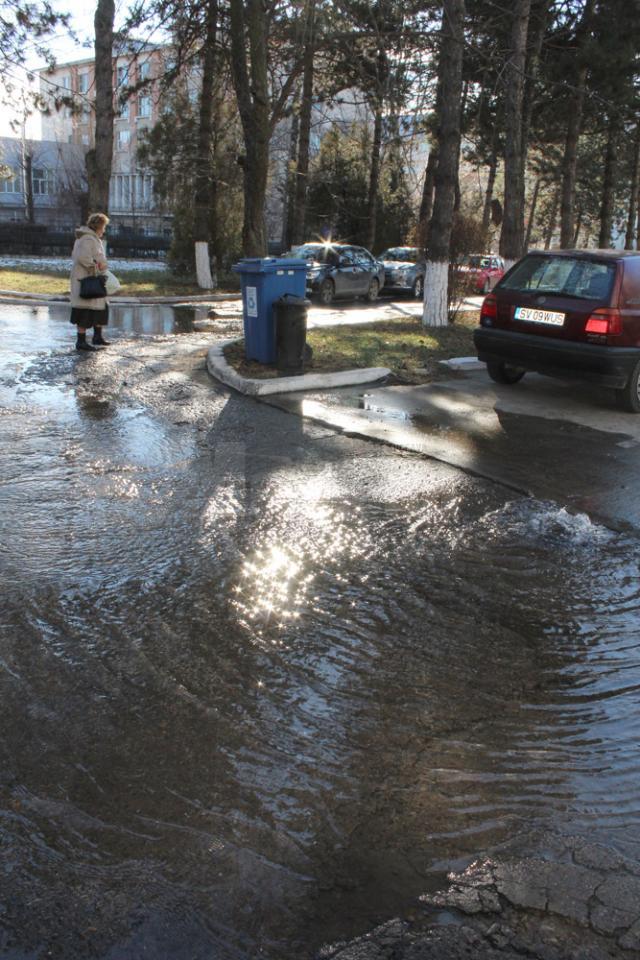 Inundaţie pe străzile Sucevei, provocată de un „meșter bun la toate”