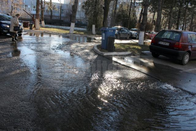 Inundaţie pe străzile Sucevei, provocată de un „meșter bun la toate”