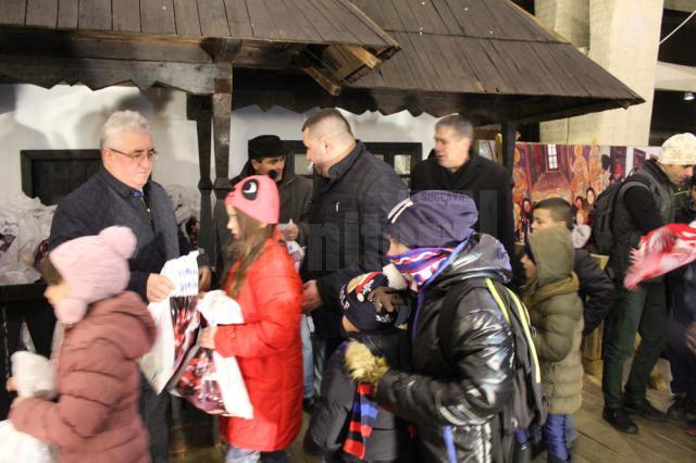 Primarul Ion Lungu a fost din nou ajutorul lui Moș Nicolae, împărțind cele 5.000 de cadouri pregătite pentru copii