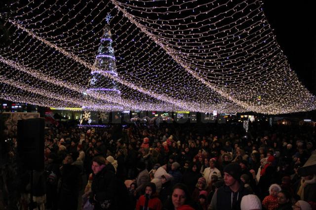 Mii de suceveni au venit la tradiţionala întâlnire cu Moș Nicolae, când an de an se împart 5.000 de cadouri