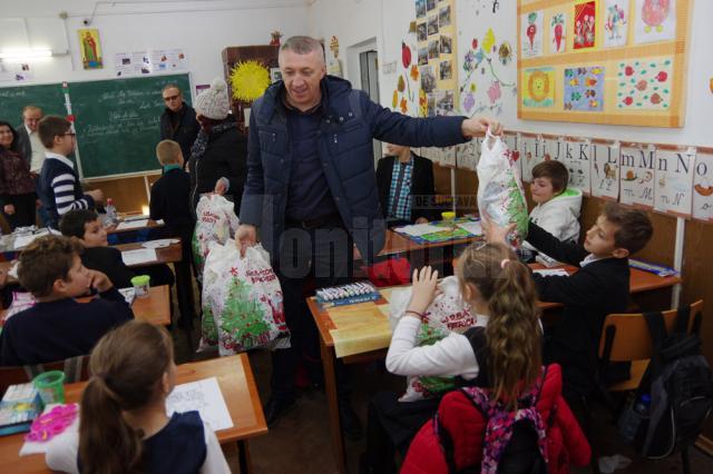 Copiii au primit pachete în cadrul unei acţiuni-surpriză organizată de primarul Eduard Dziminschi şi o parte dintre consilierii locali