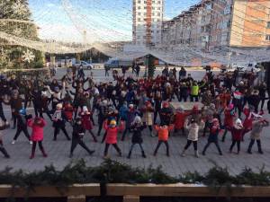 Campania umanitară "Cutiuţa veselă" a debutat cu un flashmob în faţa Casei de Cultură Suceava