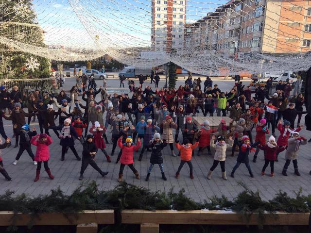 Aproximativ 150 de copii s-au adunat lângă brad și au realizat un dans sincron, un flashmob