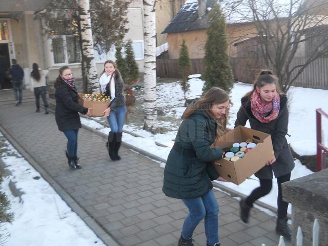 Însoţiţi de câţiva profesori, elevii din Moldoviţa le-au dus bătrânilor pachete cu alimente, produse de igienă, medicamente
