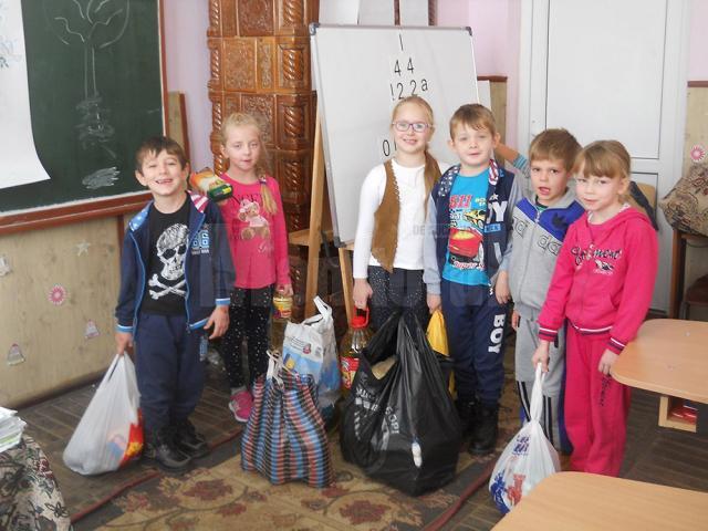 Elevii de la Liceul Tehnologic „Vasile Cocea” din Moldoviţa, în vizită la Centrul de bătrâni din Bogdănești
