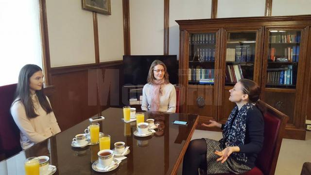 Bogdana Ioana Hîncean, doamna Hincean, împreună cu Gabriela Scutea, secretar de stat în Ministerul Justiției România