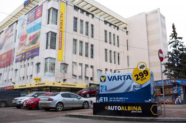 Acumulatorul Varta - produsul de sezon al firmei Auto Albina, într-o prezentare stradală inedită