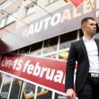 Lucian Florea, administratorul Auto Albina, în fața noului magazin deschis la Bistrița, la mijlocul lunii februarie 2016