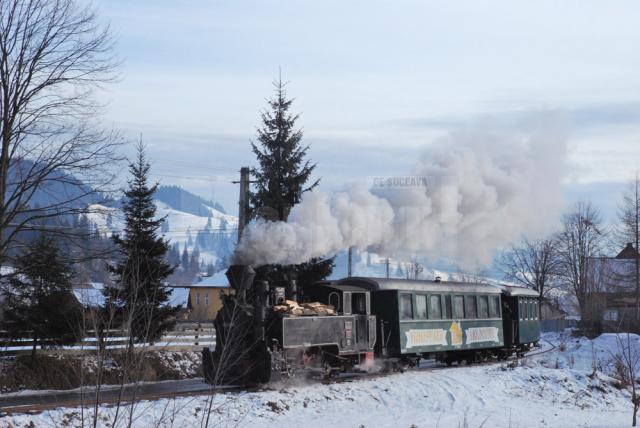 Mocăniţa ”Huţulca” pe Valea Moldoviţei, la intrarea în satul Argel