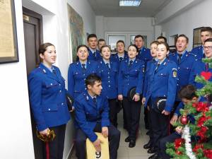 Un grup format din 16 elevi de la Şcoala Militară de Subofiţeri Jandarmi Fălticeni a colindat, ieri, redacţia Monitorului de Suceava