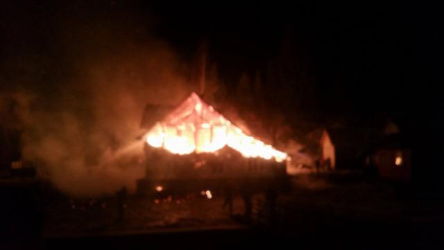 Flăcările au distrus acoperişul casei, al unei anexe și al grajdului de animale