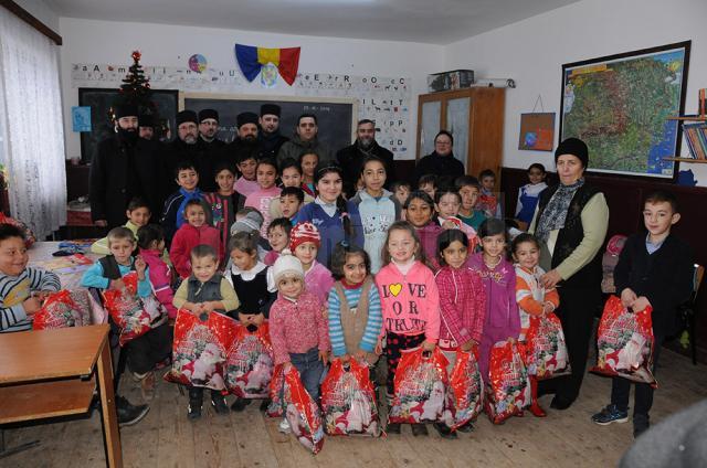 Preoţii și reprezentanții Ocolului Solvic Bisericesc, în mijlocul copiilor fericiţi, după ce au primit cadouri de Crăciun