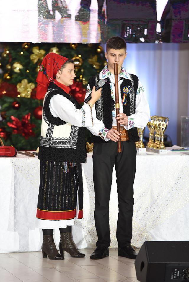 Alexandru Cozaciuc, tânărul nevăzător care cântă dumnezeieşte la 16 instrumente muzicale - Foto Artistul