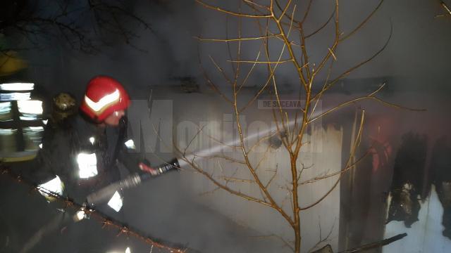 Gospodărie din Salcea, cuprinsă de un puternic incendiu