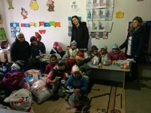 Preșcolarii de la „Piticot” le-au făcut cadouri copiilor din cătunul Țâmpoceni