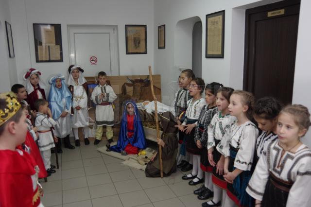 Redacţia Monitorului de Suceava a primit colindători de la Aşezământul de copii „Sf. Ierarh Leontie” de la Rădăuţi