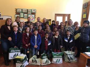 Asociaţia de Părinţi a Şcolii Gimnaziale „Regina Elisabeta” din Rădăuţi a oferit cadouri unor copii cu rezultate deosebite la învăţătură şi olimpiadele şcolare din anul 2016