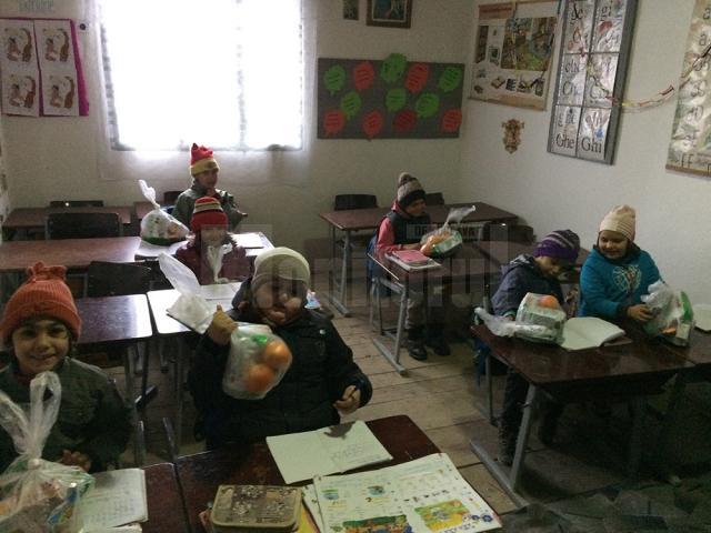 Preșcolarii de la „Piticot” le-au făcut cadouri copiilor din cătunul Țâmpoceni, Capu Codrului