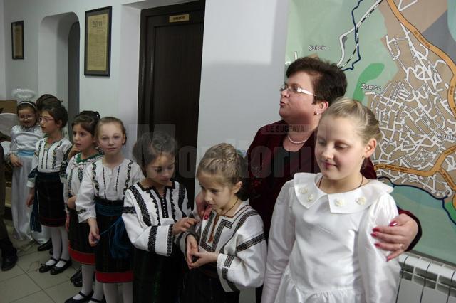 Redacţia Monitorului de Suceava a primit ieri colindători de la Aşezământul de copii „Sf. Ierarh Leontie” de la Rădăuţi