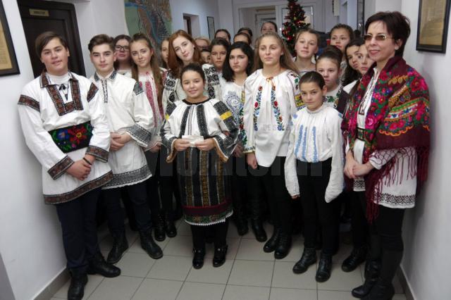 Elevi de la Școala Gimnazială Ilișești au colindat, ieri, redacția Monitorului de Suceava