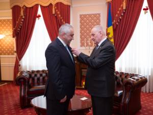 Rectorul USV, Valentin Popa, a fost decorat de preşedintele Republicii Moldova, Nicolae Timofti