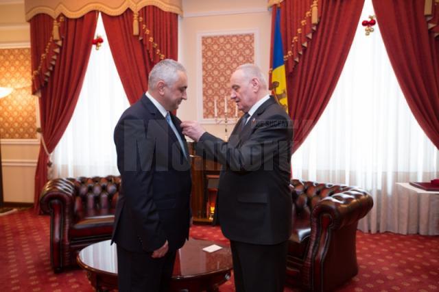 Rectorul USV, Valentin Popa, a fost decorat de preşedintele Republicii Moldova, Nicolae Timofti