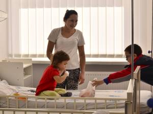 Elevii Şcolii „Jean Bart” le-au făcut cadouri copiilor de la Spitalul Judeţean