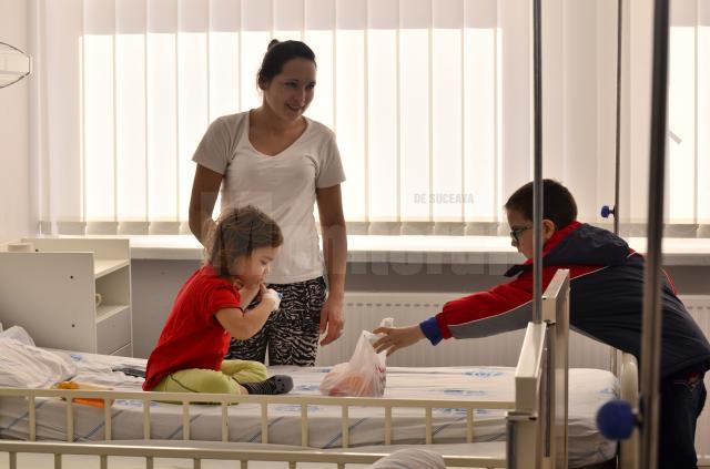 Elevii Şcolii „Jean Bart” le-au făcut cadouri copiilor de la Spitalul Judeţean