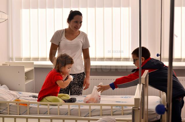 Elevii le-au făcut cadouri copiilor de la Spitalul Județean Suceava