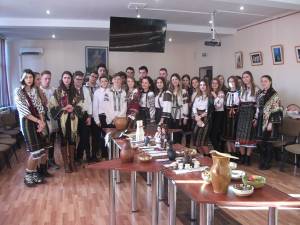 Elevii Colegiului “Alexandru cel Bun” au promovat tradiţiile româneşti