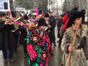 Parada participanţilor la Festivalul Internaţional al Obiceiurilor de Iarnă