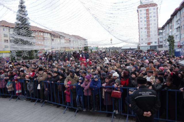 Spectacolul datinilor şi obiceiurilor de iarnă a atras puzderie de lume în centrul Sucevei