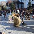 Spectacolul datinilor şi obiceiurilor de iarnă a atras puzderie de lume în centrul Sucevei