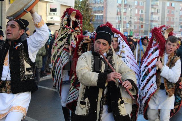 Spectacolul datinilor şi obiceiurilor de iarnă a atras puzderie de lume în centrul Sucevei