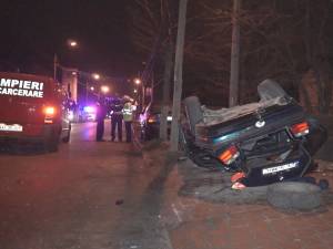 Accidentul din noaptea de 18 spre 19 decembrie, de la intrarea în municipiul Suceava dinspre Rădăuţi, când un autoturism BMW în care se aflau cinci tineri s-a răsturnat de mai multe ori