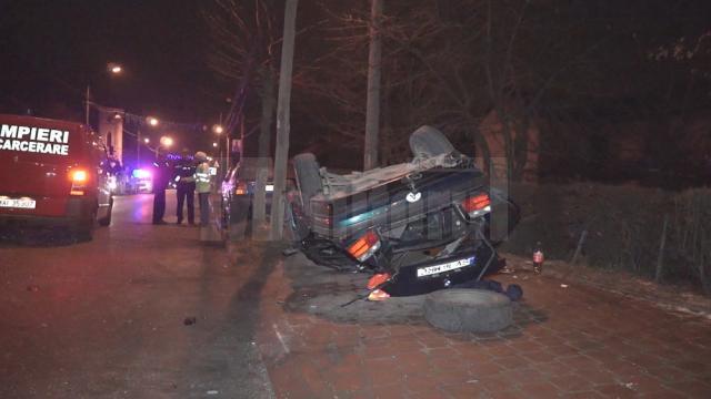 Accidentul din noaptea de 18 spre 19 decembrie, de la intrarea în municipiul Suceava dinspre Rădăuţi, când un autoturism BMW în care se aflau cinci tineri s-a răsturnat de mai multe ori