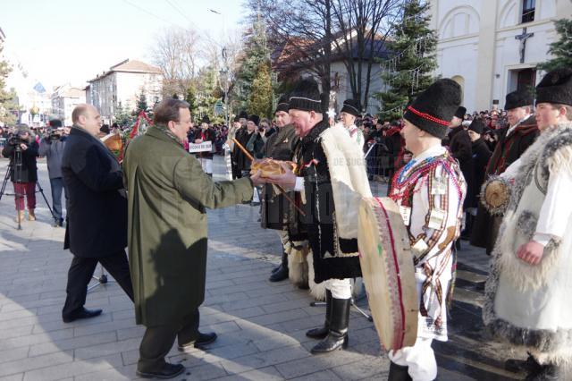 Președintele CJ Suceava și preşedintele regiunii Cernăuţi, răsplătind grupurile de urători