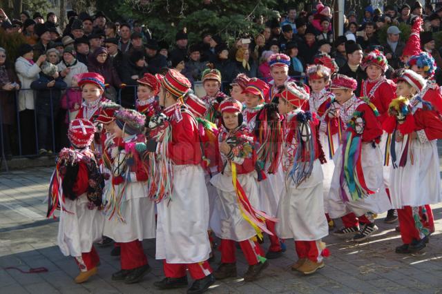 Festivalul tradiţiilor populare de iarnă, o colecţie impresionantă de obiceiuri din întreaga Bucovină