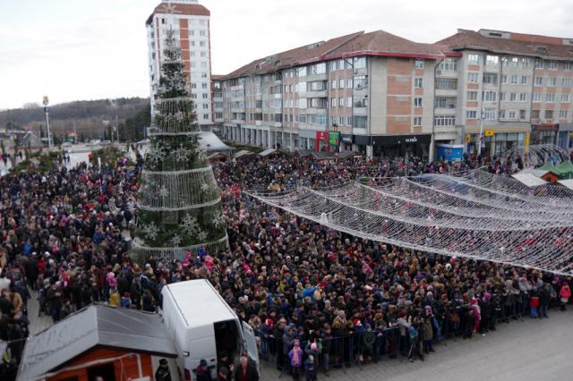 Puzderie de lume în centrul Sucevei, la Festivalului internaţional de datini şi obiceiuri de Anul Nou