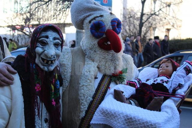 Spectacolul datinilor şi obiceiurilor de iarnă din Bucovina a atras puzderie de lume în centrul Sucevei